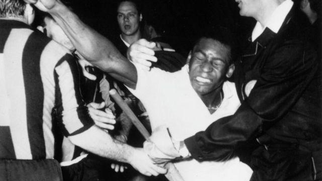 $!Pelé no tuvo muchas tarjetas rojas en su carrera, pero era temperamental.
