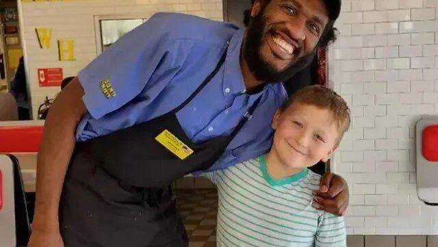Niño de 8 años logró recaudar más de 100 mil dólares para ayudar a un camarero en Estados Unidos