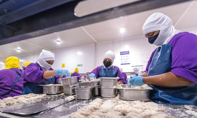 $!Mujeres trabajan en planta procesadora de alimentos