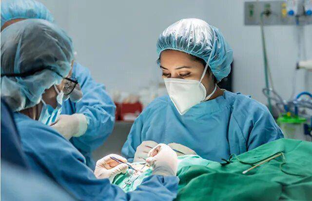 El glaucoma infantil es una anomalía congénita, es decir una condición con la que nacen los niños y pone en riesgo su capacidad de ver. Si no es tratado en la primera etapa del recién nacido, puede producir ceguera.