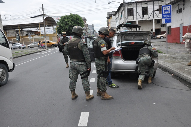 FF.AA. intensifican controles de armas en Guayaquil