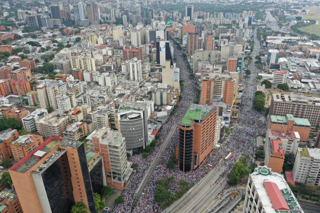 Miles de venezolanos salen a protestar contra Maduro