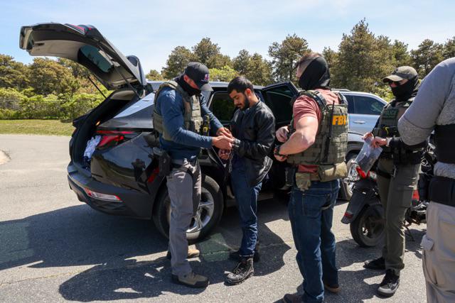 $!Agentes de ICE durante una detención. (Foto: Ice.gov.)