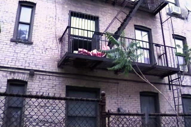 $!Apartamento desde el que fueron lanzados los niños.