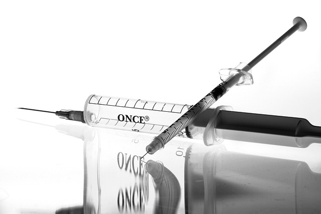 Un médico fallecido y dos internados en Noruega tras inocularse con la vacuna de AstraZeneca
