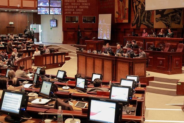 Asamblea aprueba resolución de solidaridad con Assange