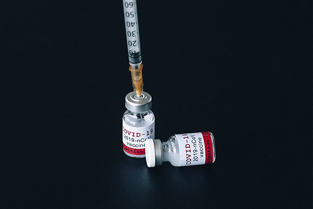 Pfizer y Moderna anunciaron que ya están trabajando para actualizar sus vacunas. Foto: Pexels.