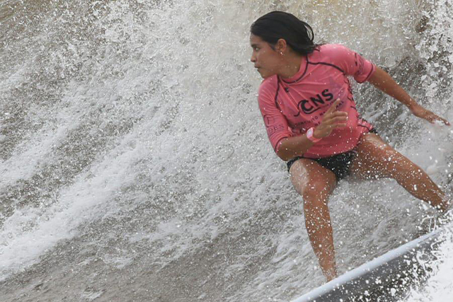 Fallece surfista salvadoreña tras ser impactada por un rayo