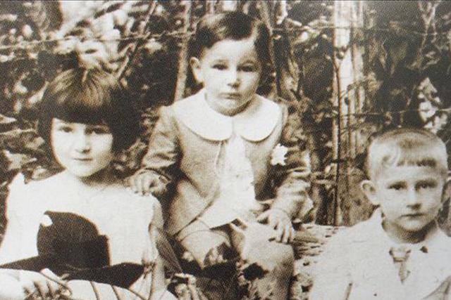 $!Fidel Castro y sus hermanos mayores.