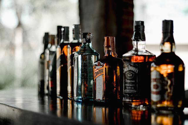 Aduana reduce el ingreso de licor sin impuestos: viajeros solo podrán traer hasta 3 litros desde el 4 de mayo