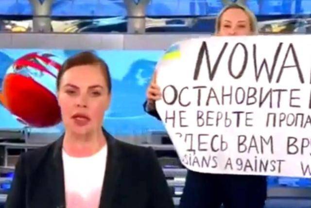 VIDEO: periodista rusa irrumpe en televisión para protestar contra la guerra; ahora podría ir a prisión