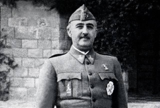Justicia española levanta impedimentos para exhumar a Franco