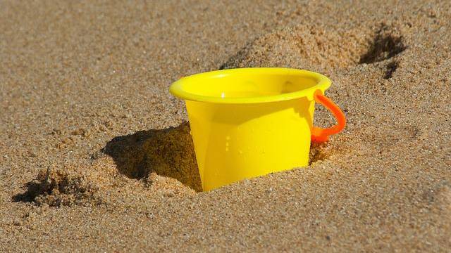 Muere niña tras quedar enterrada en hueco que había cavado en arena mientras jugaba en la playa