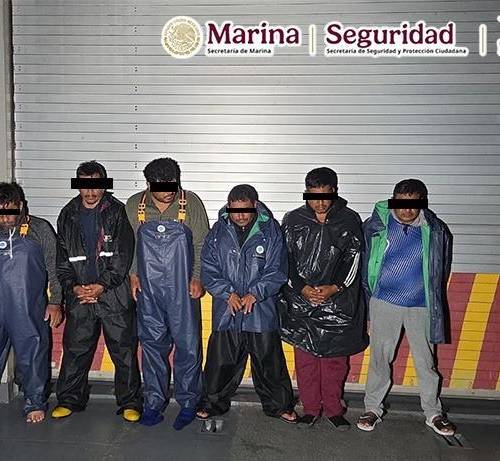 Fotografía que muestra a los seis detenidos a bordo de la embarcación.
