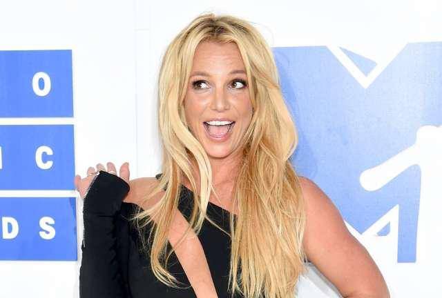 Britney Spears desafía a Instagram con reveladoras fotos al desnudo