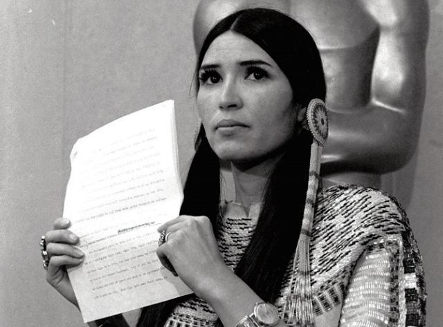 $!Sacheen Littlefeather con el discurso que dio en los premios Óscar en representación de Marlon Brando.