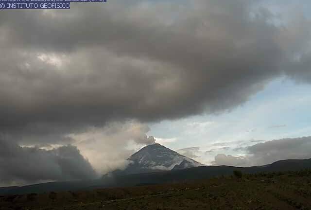 Una nube de ceniza de 1.800 metros es vista sobre el cráter del volcán de Cotopaxi
