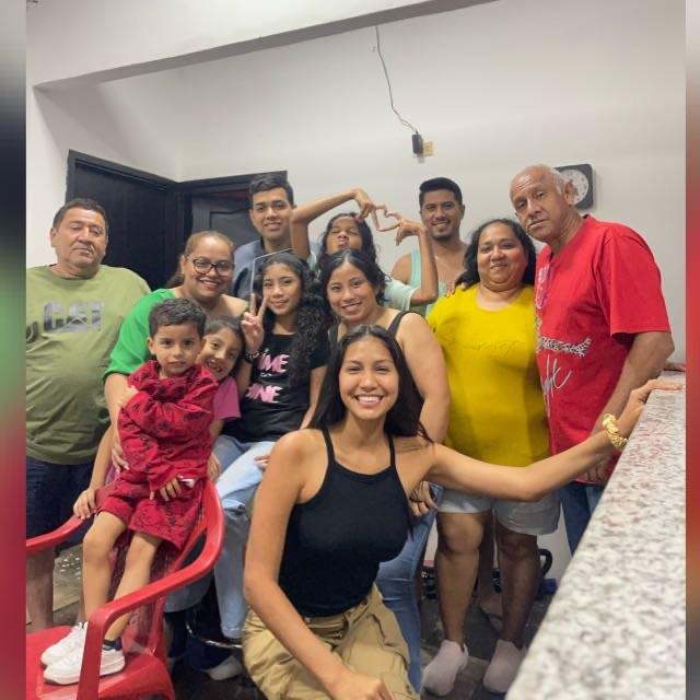 $!Sara con su familia radicada en el barrio Cuba de la Caraguay: “Pasé las cuatro últimas navidades sin ellos, fue demasiado duro”.