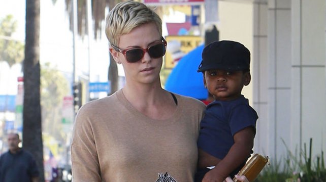 Charlize Theron viste con ropa de niña a su hijo adoptivo