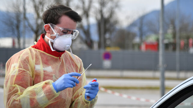 ¿Qué laboratorios pueden realizarle la prueba COVID-19 y cuánto debe pagar?