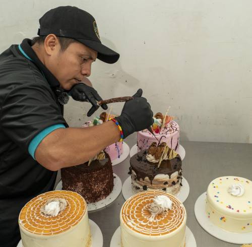 Deiby Pincay, dueño de Trinity Cakes, durante el decorado de pasteles.