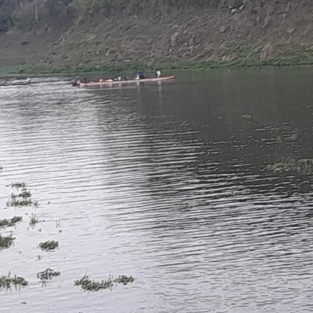 $!Canoa se viró en el río Grande de Chone.
