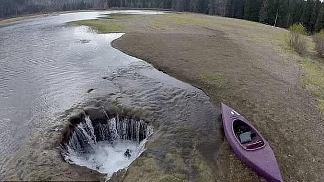 El lago de Oregon que desaparece por un misterioso agujero