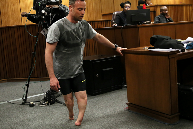 Pistorius anda sobre sus muñones ante la jueza