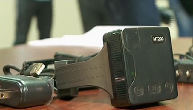 Fiebre de arrestos domiciliarios agota el stock de grilletes electrónicos; los narcos son los más beneficiados