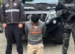 Fotografía que muestra al individuo bajo custodia policial.