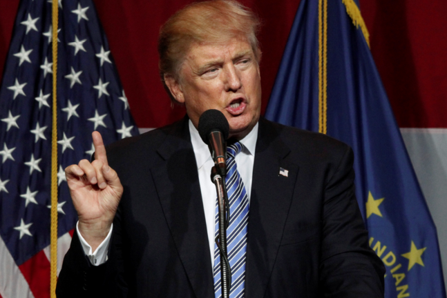 Trump exige 10 millones a exempleado por romper cláusula