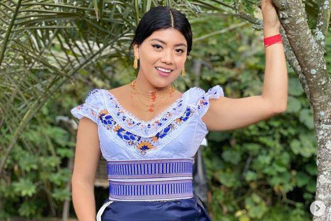 Meliza Yumisaca posa con su vestimenta tradicional indígena.