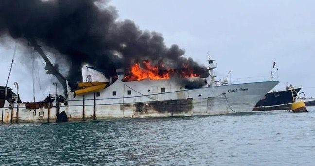 Esto se sabe del barco atunero Gold Tuna incendiado en Manta y el posible vínculo con alias ‘Mexicano’