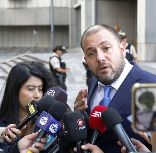 Juan Esteban Guarderas acudió a la Fiscalía para poner una denuncia en contra del Alcalde de Quito Pabel Muñoz.