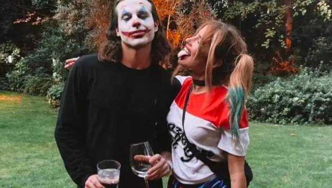 $!Daniel Sancho vestido como 'Joker' junto a una joven que simula ser Harley Quinn.