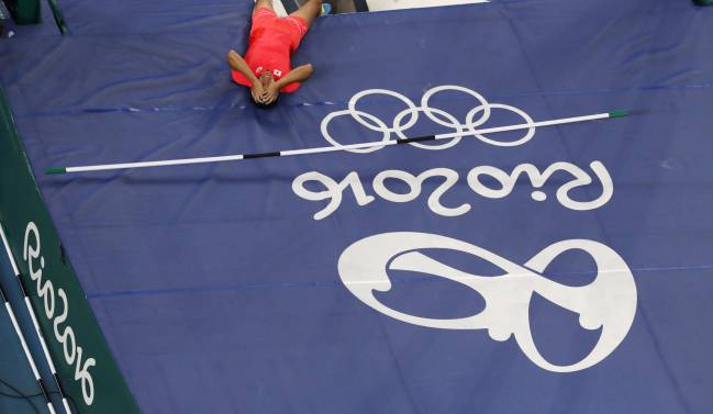 El saltador eliminado por derribar la pértiga con su entrepierna