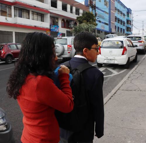 Fotografía referencial de una madre llevando a su hijo al colegio.