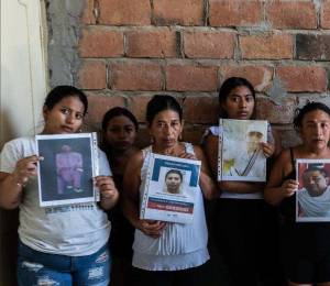 Familiares de los pescadores manibitas desaparecidos.
