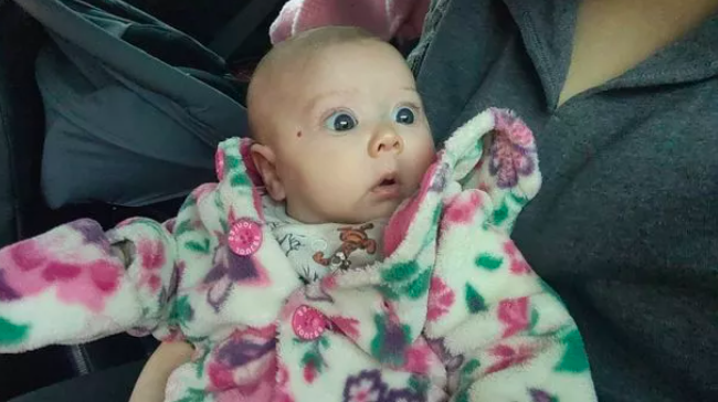 $!Inglaterra: a una bebé la elogiaban por sus grandes ojos azules, pero era el síntoma de una grave enfermedad