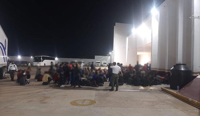 $!Ecuatorianos son hallados abandonados, entre 343 migrantes, dentro de un tráiler en México; hay menores no acompañados