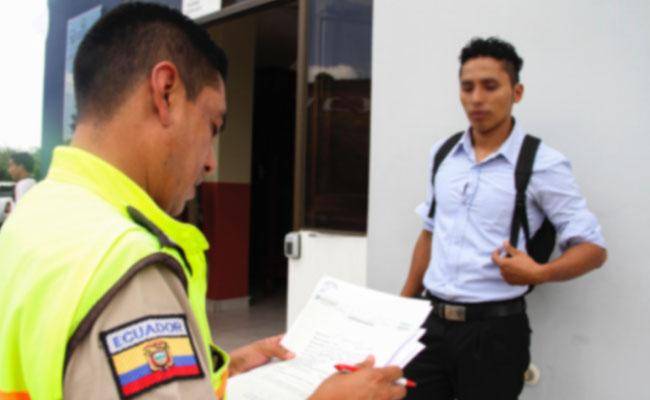 Policía es procesado por tráfico de influencias: negociaba cupo para aspirante