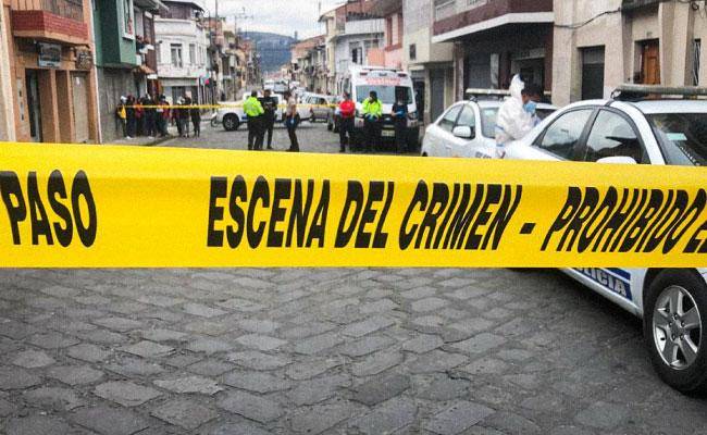 Policías usaron patrullero para robar: se llevaron objetos de un domicilio en Cuenca y mataron al residente