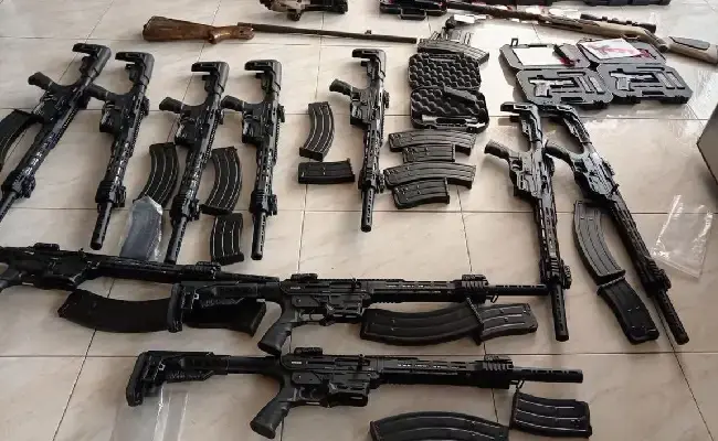 Prisión preventiva para dos personas tras hallazgo de 25 armas y más de 5.500 municiones en Santo Domingo