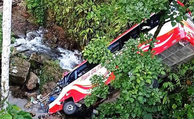 Fiscalía inicia diligencias por accidente de bus en Morona Santiago: aumentan a doce los muertos
