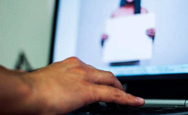 Rescatan a una adolescente víctima de pornografía infantil en Azuay: habría sido captada en redes sociales