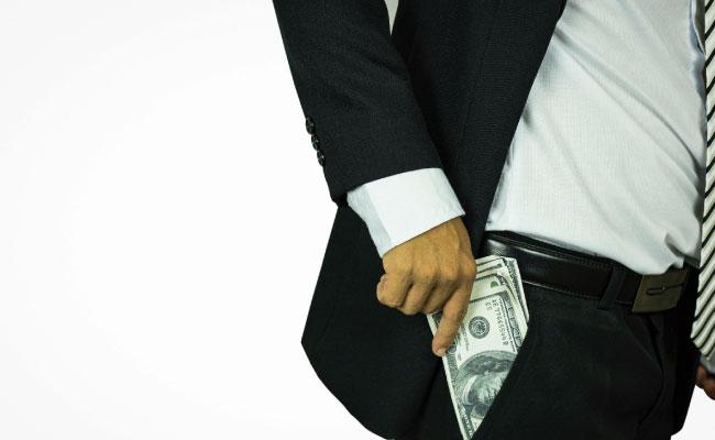 Dos exfuncionarios de Fiscalía van a prisión por concusión: solicitaron 20.000 dólares en una investigación