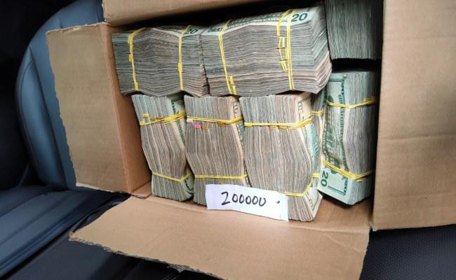 Hombre es sorprendido con $ 180.000 dentro de un cartón cuando circulaba en el centro de Guayaquil