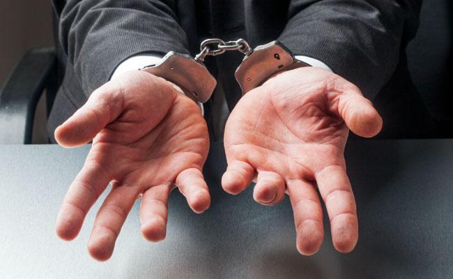 Así operaban un exfuncionario de Fiscalía y un abogado para realizar falsos allanamientos y operativos