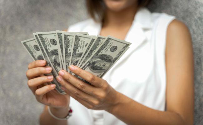 Mujer policía es implicada en presunta captación ilegal de dinero en Ambato: habría recibido 40.000 dólares