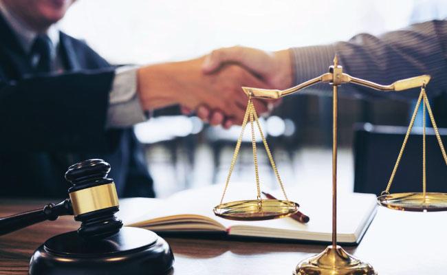 El delito de prevaricato está relacionado con el abuso de autoridad.